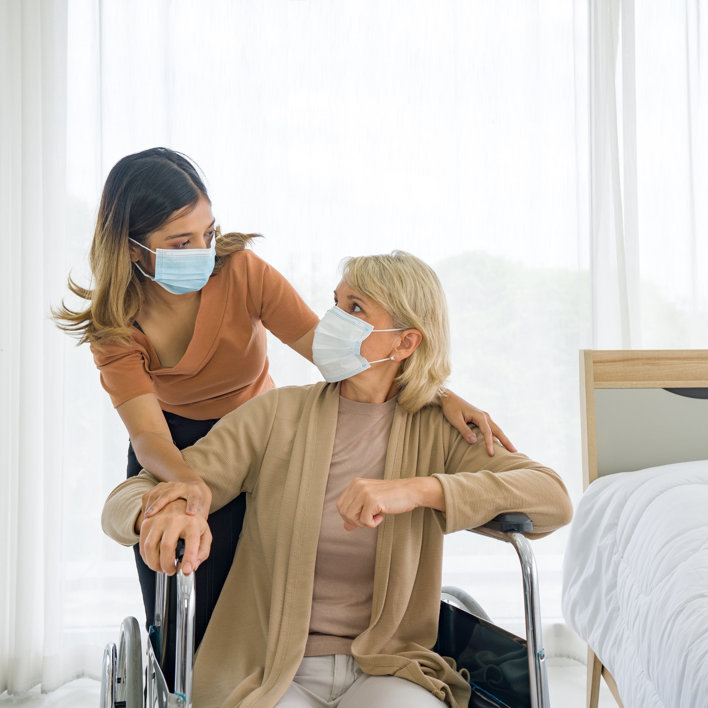 figlia-e-madre-che-indossano-la-maschera-ospedale (1)-min